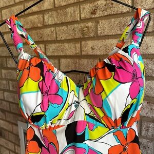 NWT Cacique Swim Top 44D Loud Tropical New